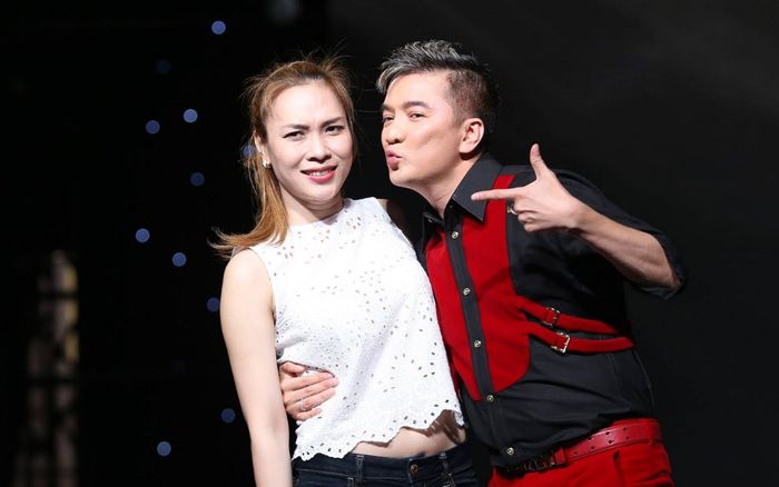 Đang hát hò, Đàm Vĩnh Hưng phải dừng lại để gọi tên Mỹ Tâm ngay trên livestream