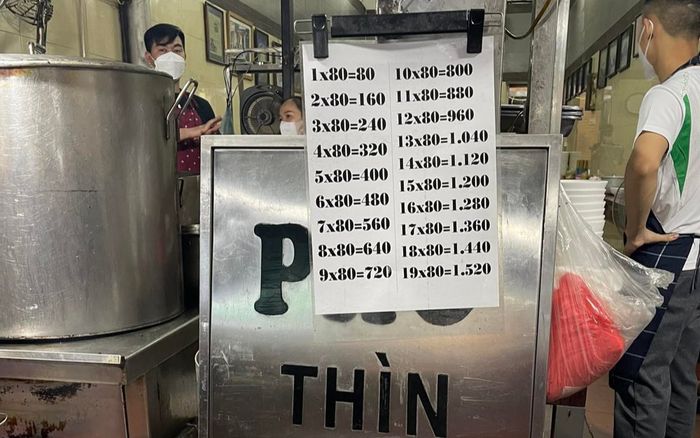 Vẫn theo phong cách 'bảng giá cửu chương', phở Thìn Lò Đúc đã để giá về mức 80.000 đồng/bát