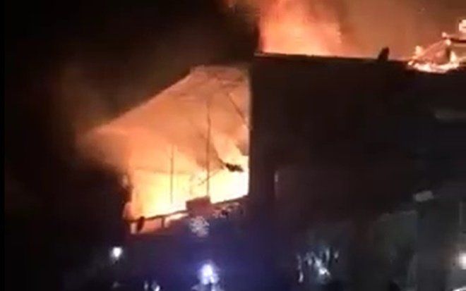 Clip: Căn nhà gỗ bốc cháy, vợ chồng và con nhỏ đang ngủ vùng dậy thoát thân