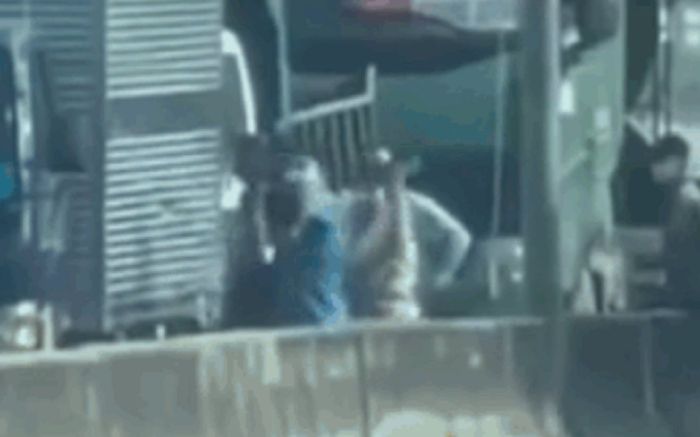 Clip: Xảy ra va chạm giao thông, 3 người đàn ông lao vào quyết sống mái với nhau