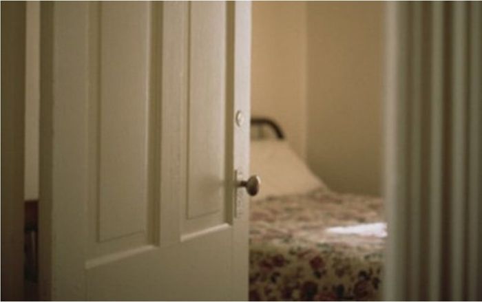 Gọi con trai dậy ăn sáng nhưng không thấy, mẹ mở cửa phòng phát hiện con tử vong trên giường