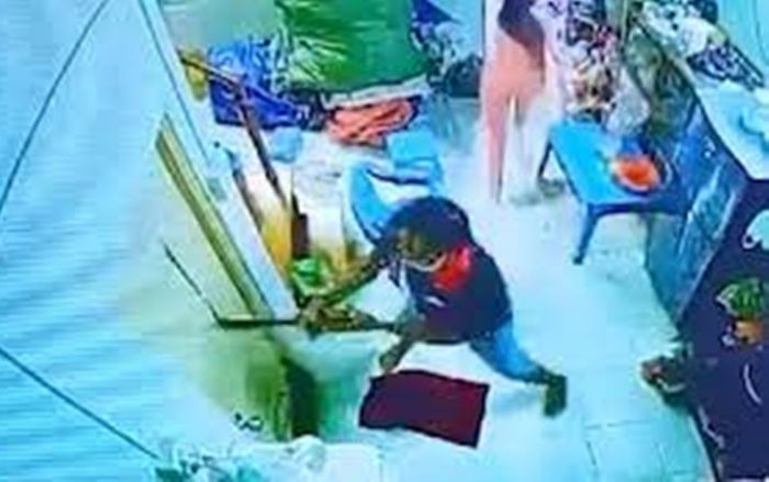 Gã đàn ông thủ sẵn 2 con dao xông vào nhà đuổi chém người tình tử vong