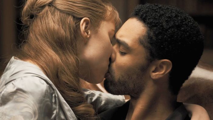 Bridgerton mùa 2 lên sóng: Jonathan Bailey kể chuyện 'thâm cung bí sử' khi đóng cảnh 18+