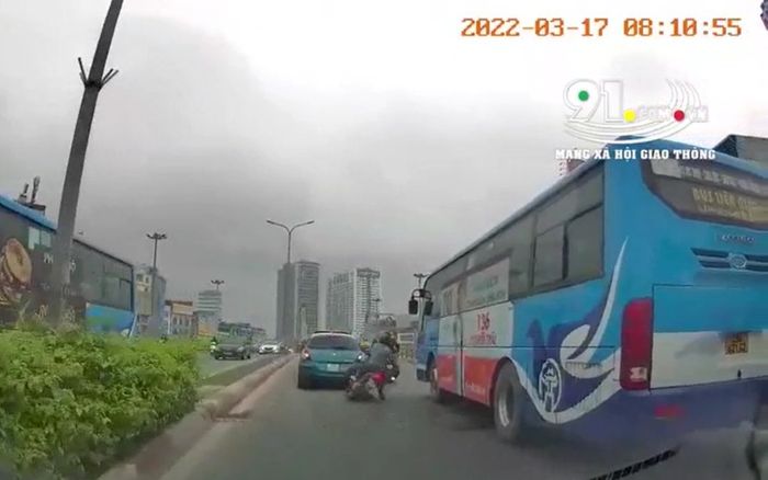 Clip: Phanh gấp tránh ô tô con trên cầu vượt, người đàn ông thoát nạn thần kì ngay trước bánh xe buýt