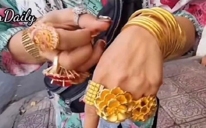 Bà chủ quán đeo hơn 70 cây vàng trên người, dân mạng dấy lên tranh cãi: Người ngưỡng mộ, người chê 'nổ'