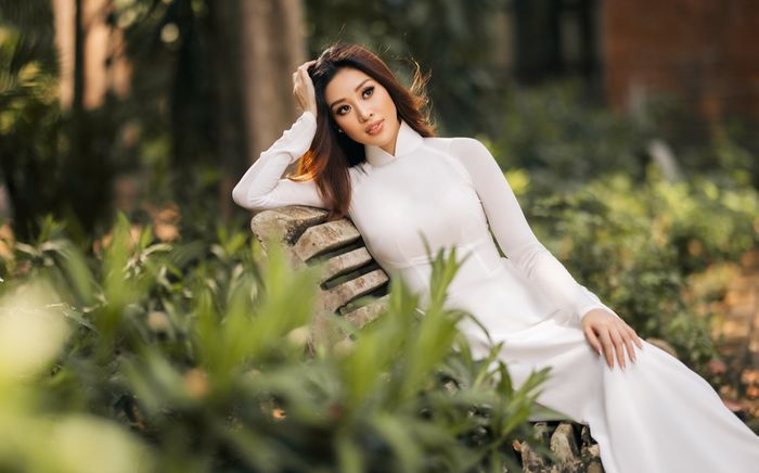 Khánh Vân diện áo dài tao nhã như ngọc nữ, đẹp mong manh trước thềm MUV 2022