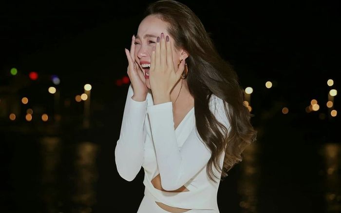 Minh Hằng giấu tin cầu hôn từ một năm trước, đến 14/3 mới 'khui'