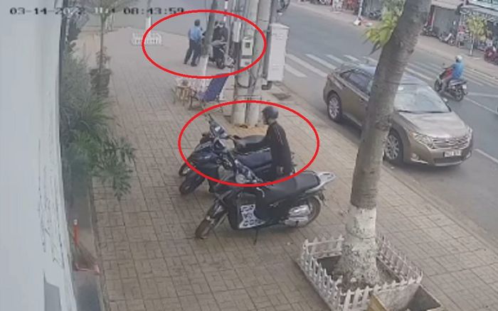 Clip: Bác bảo vệ nhiệt tình chỉ đường cho nhóm thanh niên, bị trộm 2 chiếc xe máy trong tích tắc