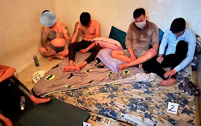 1 cô gái thác loạn trong 'tiệc ma túy' cùng 4 nam thanh niên