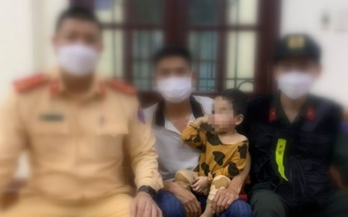 Mâu thuẫn với vợ, chồng đưa con nhỏ lên cầu dọa ném xuống biển