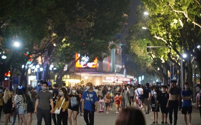 Phố đi bộ Hà Nội tràn ngập sắc màu sau một năm dừng hoạt động, dòng người đổ về vui chơi dịp cuối tuần