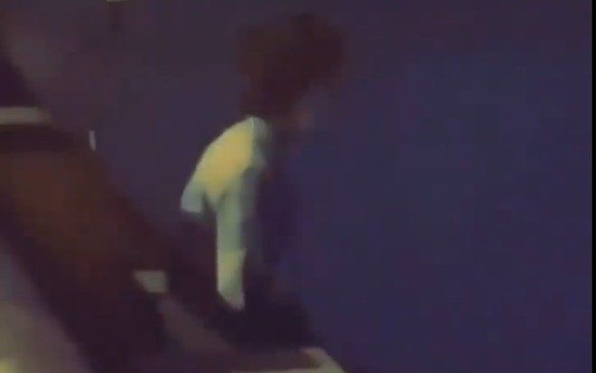 Thót tim cảnh giải cứu cô gái ngồi vắt vẻo trên thành cầu định tự tử, nghe lý do mà ai nấy đều nín lặng