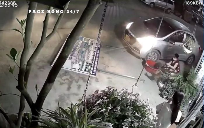 Ô tô mất lái tông đổ biển quảng cáo cùng người phụ nữ ngã dúi dụi, diễn biến sau đó còn gây bức xúc hơn