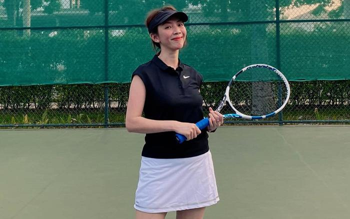 Tránh xa môn thể thao golf quý tộc, vợ chồng Thu Trang rủ nhau chơi tennis