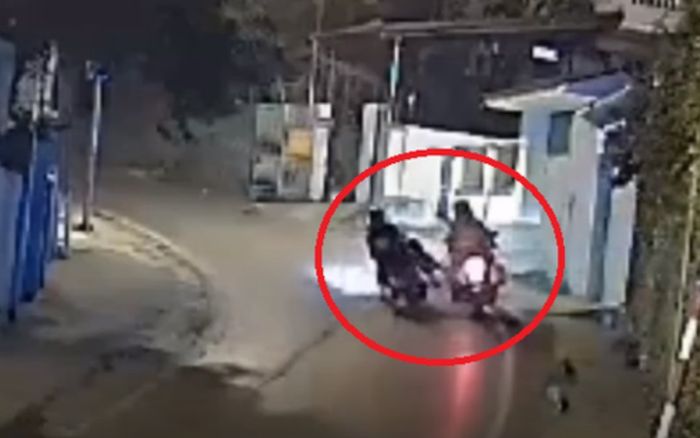 Nhóm nam sinh chở 3 lạng lách, giơ chân đạp xe cảnh sát giao thông và cái kết