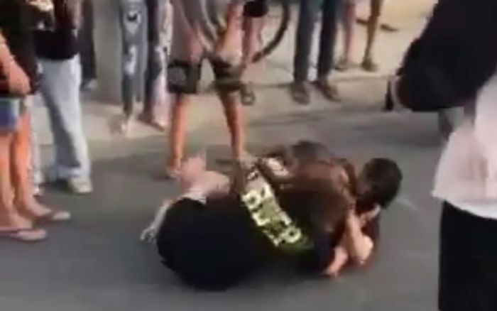 Công an xác minh clip 2 thiếu nữ đánh nhau dã man giữa đường ở Cà Mau