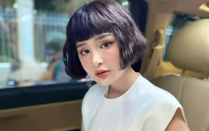 Sau phát ngôn chỉ là 'anh em nương tựa nhau' của đại gia Hồ Nhân, Hiền Hồ tiếp tục có động thái gây chú ý