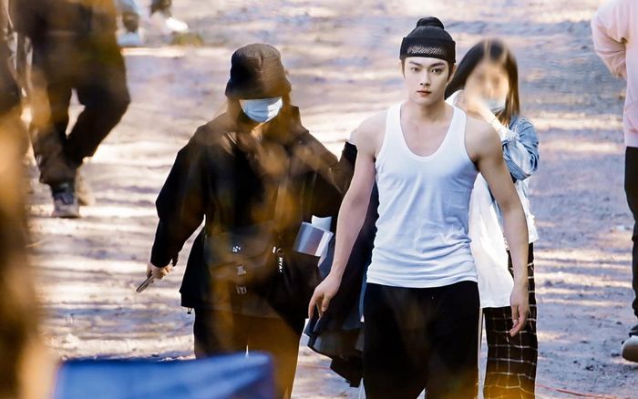 Hứa Khải sao 'hư' thế này: Lộ cơ bắp căng tràn còn 'banh áo' khoe ngực ở hậu trường phim Thượng Thực