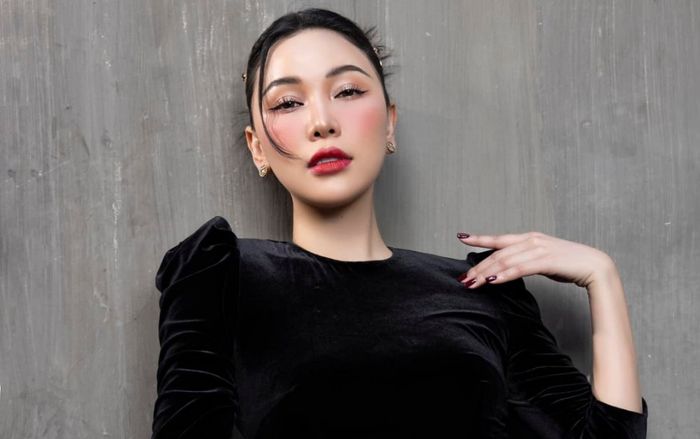 Giữa ồn ào nữ ca sĩ GenZ giật chồng, Quỳnh Thư ẩn ý 'muốn là người giỏi nhất phải là người ngu nhất'