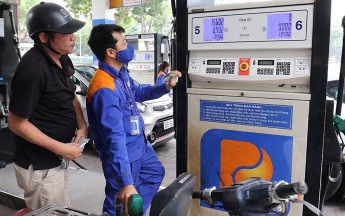 Giá xăng giảm hơn 600 đồng từ 15h hôm nay