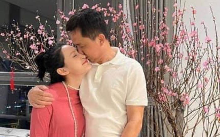Thêm khoảnh khắc Hiền Hồ được 'anh em nương tựa' hôn má, nắm tay