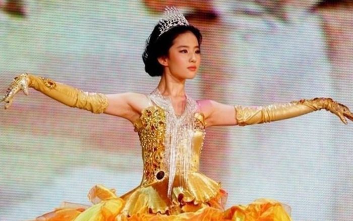 Loạt ảnh 16 năm trước của Lưu Diệc Phi trong bộ váy Nữ thần Kim ưng 2006 bất ngờ hot trở lại