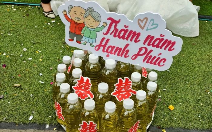 Đi cưới bạn thân tặng mâm quà 'độc nhất' với 10 lít xăng, hội bạn thân gây tranh cãi