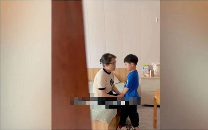 Tò mò đứng ngoài cửa nghe mẹ chồng nói chuyện với cháu nội, cô con dâu bật khóc nức nở