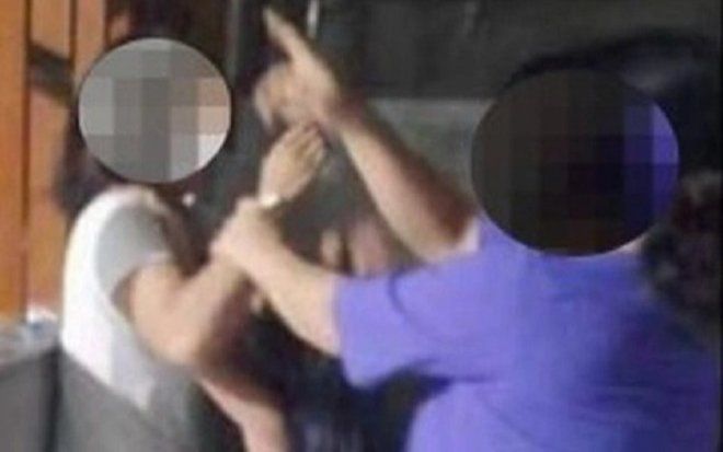 Thấy vợ đứng nói chuyện giữa đêm, chồng ghen tuông xông đến 'xử đẹp' người đàn ông nghi là nhân tình