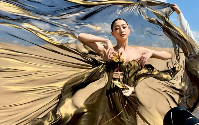 Lương Thùy Linh diện đồ hở vai, phơi nắng nhiều giờ giữa sa mạc gió cát