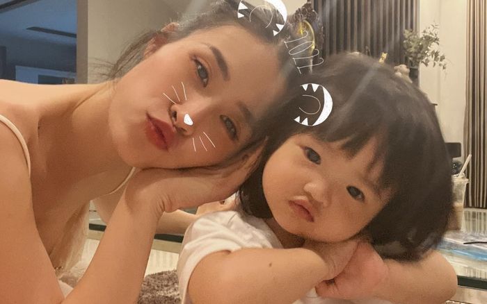 Ái nữ Winnie chụp ảnh 'tự sướng' cùng mẹ Đông Nhi: Dùng hiệu ứng gấu thỏ đáng yêu hết nấc