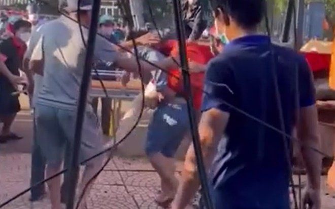 Clip: Nỗ lực giải cứu nạn nhân vụ xe tải tuột dốc lao vào quán ăn, âm thanh tại hiện trường gây ám ảnh