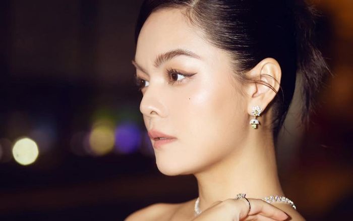 Phát hiện Phạm Quỳnh Anh đã đeo nhẫn ngón áp út, đây có phải là nhẫn cầu hôn?