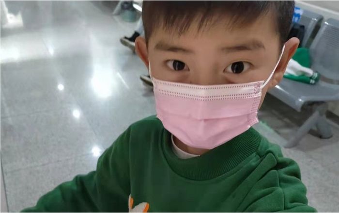 Cậu bé nín đau rút 30 ống máu làm xét nghiệm hiến tủy cứu mẹ