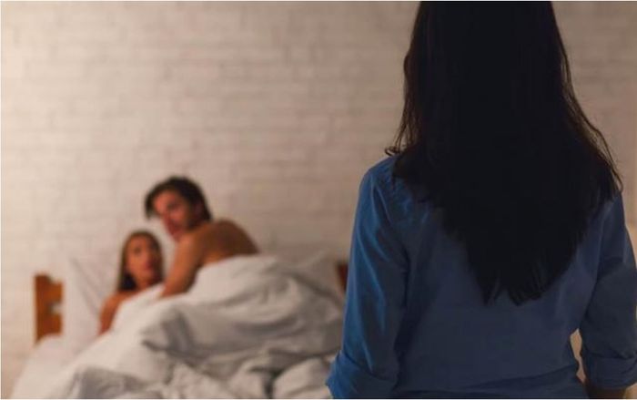 Nửa đêm dậy đi vệ sinh, vợ sững sờ thấy chồng 'vui vẻ' với bảo mẫu, danh tính thật của cô ta còn sốc hơn