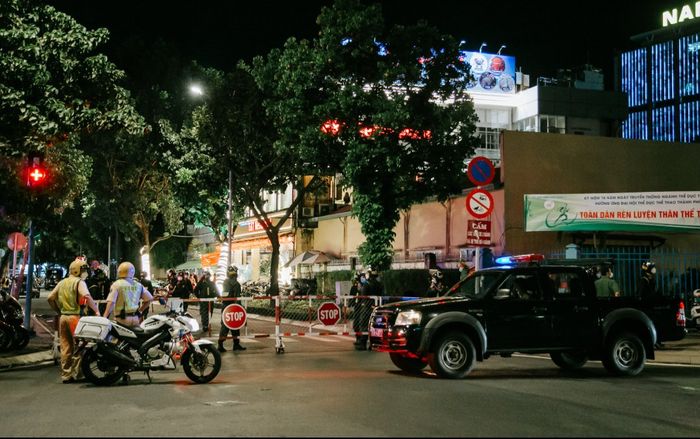 Công an thu giữ nhiều thùng tài liệu sau khi khám xét nhà bà Nguyễn Phương Hằng