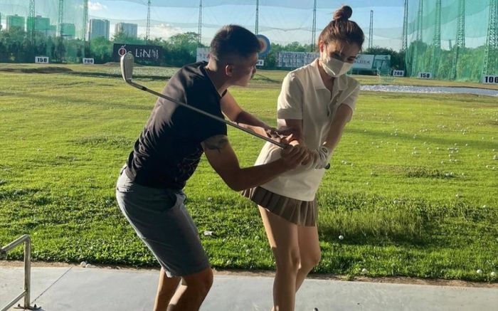 Em gái Công Vinh học chơi golf, anh trai dạy tận tình nhưng gặp vấn đề về quần áo