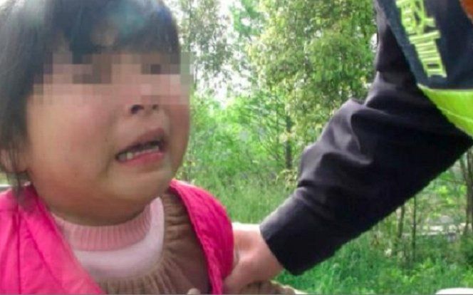 Người phụ nữ lạ xông đến lôi em trai đi, chị gái nhanh trí làm 1 điều giúp em thoát nạn trong gang tấc