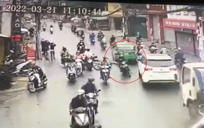 Clip: Đuổi theo tên cướp giật điện thoại, đôi nam nữ bị xịt hơi cay ngã xuống đường bất tỉnh