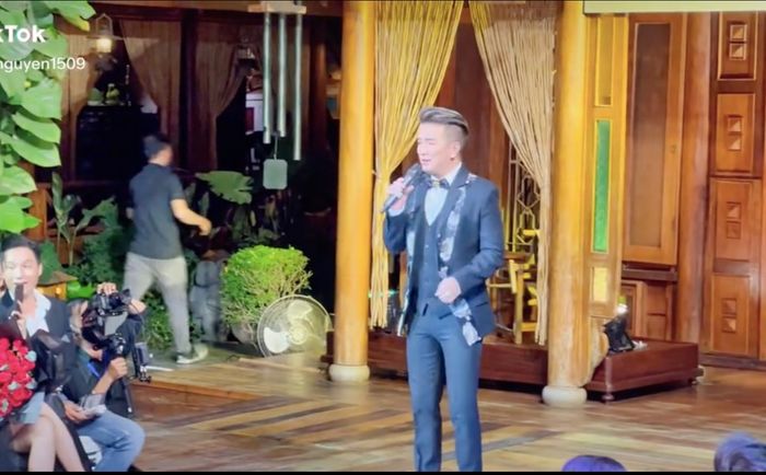Đàm Vĩnh Hưng bất ngờ nhắc đến 'fan chính nghĩa' và phản ứng của khán giả