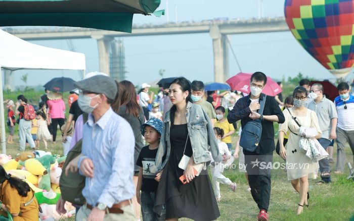 Ngay lúc này, 'biển người' chen chân đến lễ hội khinh khí cầu chờ đón 'đêm hoa đăng' soi bóng sông Hồng