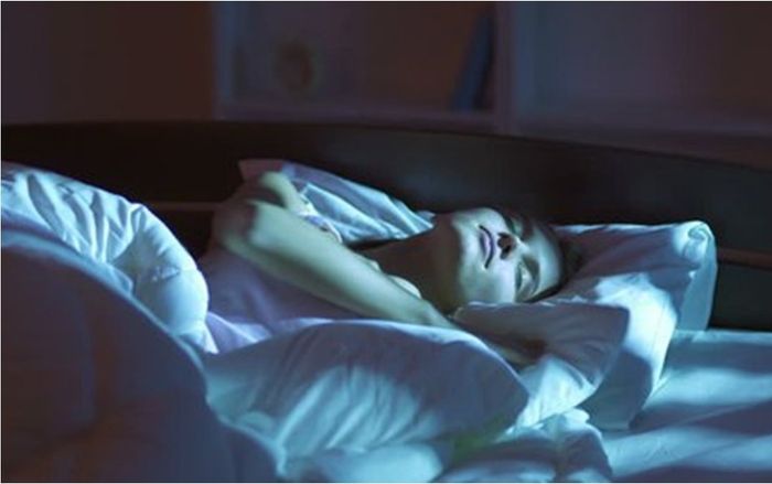 Đang ngủ cạnh chồng bỗng choàng tỉnh vì bị 'mò mẫm' cơ thể, cô vợ kinh hoàng phát hiện sự thật