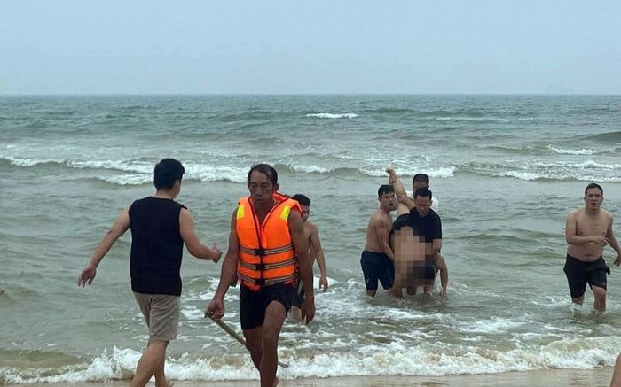 Một nam thanh niên đuối nước thương tâm tại biển Cửa Việt