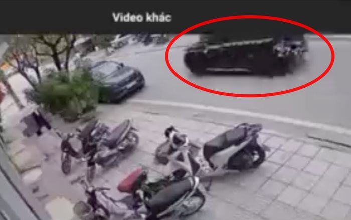Thêm góc camera khác cảnh Mercedes ở Quảng Ninh lao như bay đâm tử vong người đi xe máy?