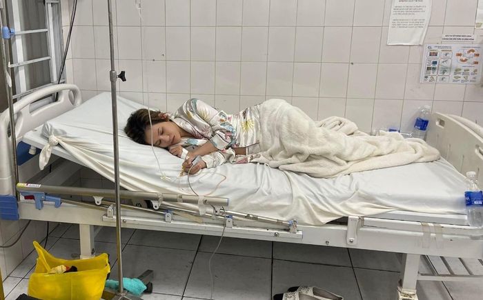Tình cũ Anh Đức lộ diện gầy gò trên giường bệnh, trải qua một tháng sinh tử để giành giật sự sống