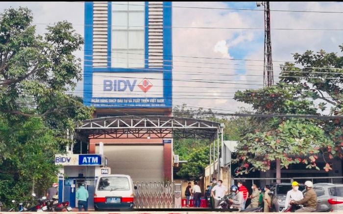 Bình Dương: Nam thanh niên cầm vật giống súng cướp chi nhánh ngân hàng BIDV