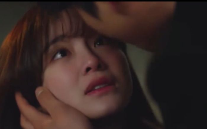 Hẹn Hò Chốn Công Sở tập 9: Ahn Hyo Seop cưỡng hôn Kim Se Jeong, biểu cảm nữ chính gây chú ý