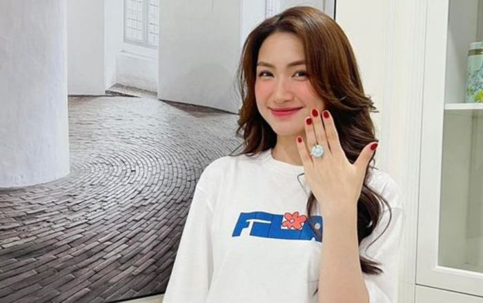 Hòa Minzy khoe được một sao nam Vbiz tặng nhẫn, chuyện gì đây?