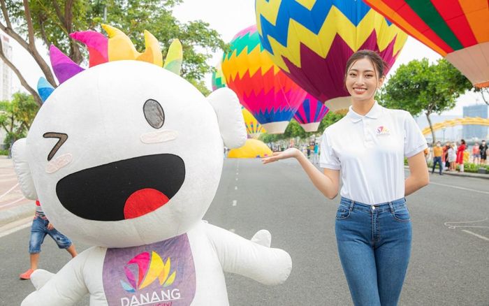 Hoa hậu Lương Thùy Linh thích thú trải nghiệm khinh khí cầu tại Đà Nẵng