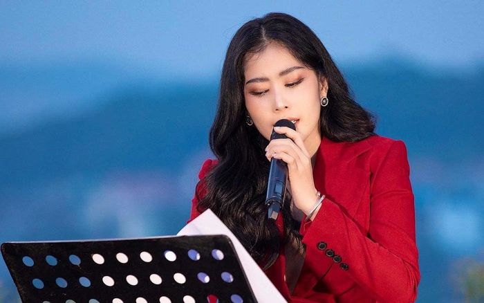 Nam Em bất ngờ bị khán giả chê bai khi hát live trên sân khấu mới: Chuyện gì thế này?